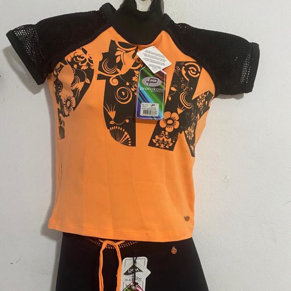 PROTOKOLO SET CAPRI AND SHIRT. SIZE SMALL